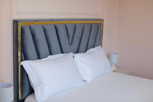 Ένα ή περισσότερα κρεβάτια σε δωμάτιο στο Miku Apartment - Captivating 3 Bedroom At Olympic Residence