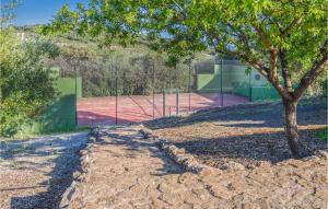 Tenis alebo squash v ubytovaní 1 Bedroom Amazing Home In Estepa alebo jeho okolí