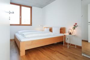 Schlafzimmer mit einem Bett mit weißer Bettwäsche und einem Fenster in der Unterkunft Gartenwohnung mit 3 Schlafzimmer in Klaus in Klaus