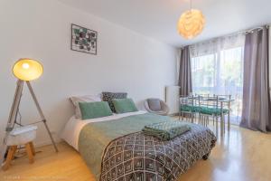 Posteľ alebo postele v izbe v ubytovaní ZenBNB - L'émeraude - Beautiful Studio Apartment - Near Tram Station for Geneva