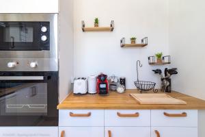 Kuchyňa alebo kuchynka v ubytovaní ZenBNB - L'émeraude - Beautiful Studio Apartment - Near Tram Station for Geneva + 6 fotografií