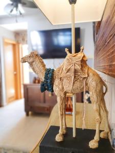 een houten giraffe op een tafel bij Deluxe Home from Home in Caleta de Fuste in Caleta De Fuste
