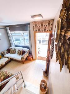 ein Wohnzimmer mit einem Sofa und einem Fenster in der Unterkunft Deluxe Home from Home in Caleta de Fuste in Caleta de Fuste