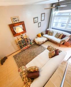 ein Wohnzimmer mit einem Sofa und einem Tisch in der Unterkunft Deluxe Home from Home in Caleta de Fuste in Caleta de Fuste
