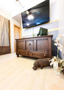 een kamer met een dressoir met een tv aan de muur bij Deluxe Home from Home in Caleta de Fuste in Caleta De Fuste