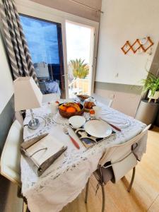 einen Tisch mit einer Schale Obst darauf in der Unterkunft Deluxe Home from Home in Caleta de Fuste in Caleta de Fuste