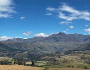 vista sulla montagna da tavolo in lontananza di Graceland Self-Catering Cottages a Winterton