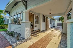 een veranda van een huis met een bakstenen pad bij Bayshore Beauty Stylish 3BR SOHO Bungalow near Hyde Park in Tampa