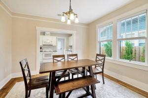 een eetkamer met een houten tafel en stoelen bij Bayshore Beauty Stylish 3BR SOHO Bungalow near Hyde Park in Tampa