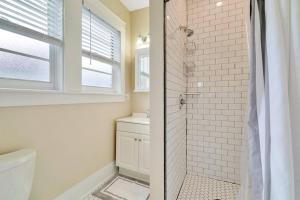 een badkamer met douche en toilet bij Bayshore Beauty Stylish 3BR SOHO Bungalow near Hyde Park in Tampa +38 foto's
