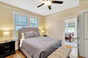 een slaapkamer met een bed en een plafondventilator bij Bayshore Beauty Stylish 3BR SOHO Bungalow near Hyde Park in Tampa
