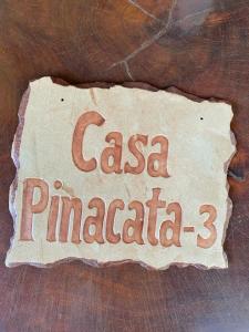 a sign that says casa panaccari on a wooden table at Casa Pinacata-3 e Casa Pinacata-2 in Lençóis