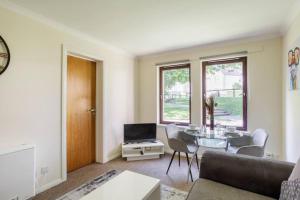 sala de estar con sofá y mesa en The SUMMIT Apartment - Aberdeen City Centre - Perfect for Long and short Stay en Aberdeen