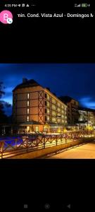 une photo d'un bâtiment la nuit avec des lumières dans l'établissement Apart Hotel Pedra Azul, à Pedra Azul