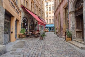 a cobblestone street in a city with buildings at Standing, élégance, appartement d'architecte in Lyon