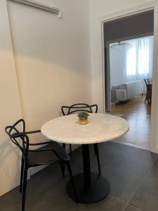 un salon avec une table et des chaises dans l'établissement Le Lyon, Brest superbe appartement de 120m2, à Brest