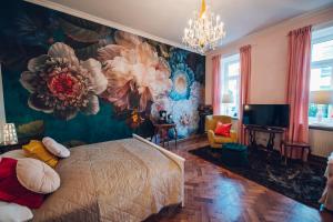 ウィーンにあるLeuhusen Boutique Apartments Vienna, Wienの花の壁のベッドルーム1室(大型ベッド1台付)