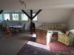 sala de estar con sofá, mesa y sillas en Storchennest Brake, en Brake