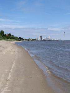 an empty beach with a city in the background at Storchennest Brake in Brake