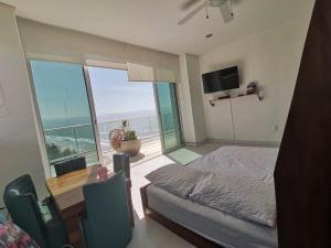 une chambre avec un lit et une vue sur l'océan dans l'établissement Beachfront Penthouse With Private Pool¡¡¡, à Nuevo Vallarta 62 autres photos