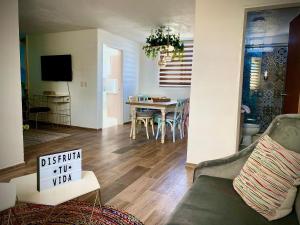 a living room with a couch and a table at Muy cómodo y moderno departamento en Zona Andares in Guadalajara