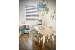 a dining room with a wooden table and chairs at Muy cómodo y moderno departamento en Zona Andares in Guadalajara