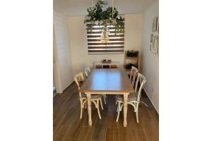 a dining room with a wooden table and chairs at Muy cómodo y moderno departamento en Zona Andares in Guadalajara