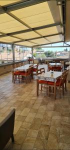 ein Restaurant mit Tischen und Stühlen in einem Zimmer in der Unterkunft Quarantotto B&B in Raffa