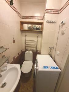 uma pequena casa de banho com WC e lavatório em Center of Helsinki 1 em Helsinque