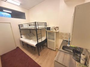 ein kleines Zimmer mit 2 Etagenbetten. in der Unterkunft Center of Helsinki 1 in Helsinki