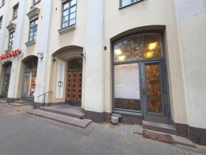ein Geschäft vorne mit einer großen Glastür auf einer Straße in der Unterkunft Center of Helsinki 1 in Helsinki