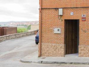 Un edificio de ladrillo con una puerta en el costado. en La casita del caracol by Toledo AP, en Toledo