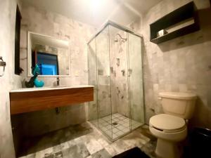 a bathroom with a shower and a toilet and a sink at Planta Baja Enorme, Jardín, Parking, Hasta 11 Pax in Guadalajara +21 photos