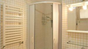 A bathroom at House with garden and parking space in Mergellina