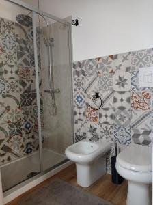 Kamar mandi di Casa Vacanze Borgo Gulini da Anna