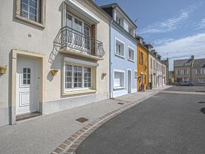 una strada vuota in una città con edifici di Holiday Home in the heart of Calvados with Terrace a Isigny-sur-Mer