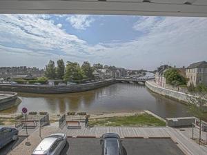 Widok na rzekę nieopodal tego domu wakacyjnego