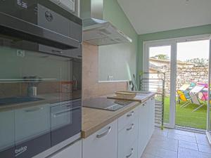 Kuchnia lub aneks kuchenny w obiekcie Holiday Home in Isigny-sur-Mer with Garden