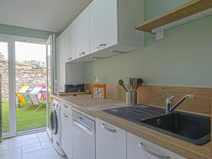 Kuchnia lub aneks kuchenny w obiekcie Holiday Home in Isigny-sur-Mer with Garden