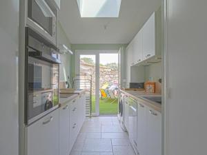 Kuchyňa alebo kuchynka v ubytovaní Holiday Home Calvados with Terrace