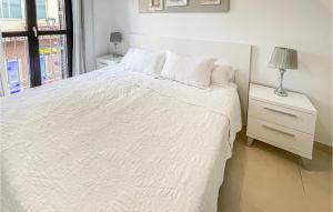 A bed or beds in a room at Cozy Apartment In Estepona With Wifi