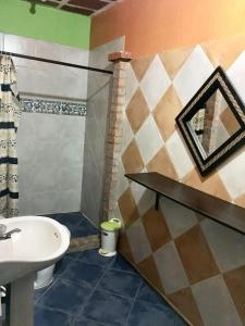 a bathroom with a sink and a toilet at Paraíso de Mercedes in Pereira