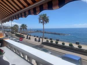 balcone con vista sull'oceano. di Magnífico apartamento vistas increíbles al océano-Caletillas-Candelaria ad Araya