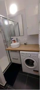 a kitchen with a washing machine and a sink at *Street Clichy Art* - Appartement à 200 m de Paris ! in Clichy