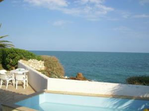 ビナロスにあるBelvilla by OYO Cupedoの家のバルコニーから海の景色を望めます。