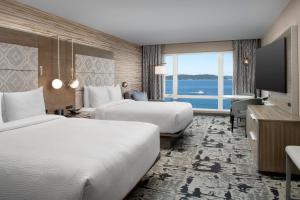 um quarto de hotel com duas camas e uma grande janela em Silver Cloud Hotel Tacoma at Point Ruston Waterfront em Tacoma