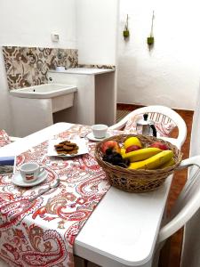 ein Obstkorb auf einem Tisch in der Unterkunft Casa Rotulì in Parabita