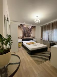 ローマにあるRome Sweet Home Vaticanのベッドルーム1室(壁に絵画が描かれたベッド1台付)