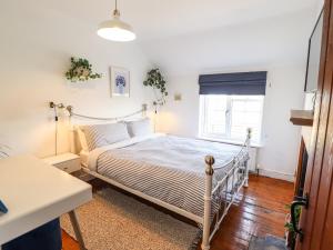 1 dormitorio con cama y ventana en Rose Cottage en Louth
