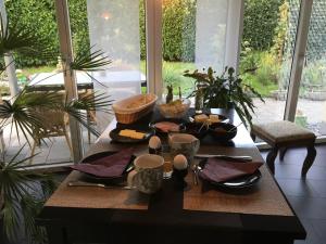 una mesa con comida en una habitación con plantas en Villa Modern, en Ufhusen